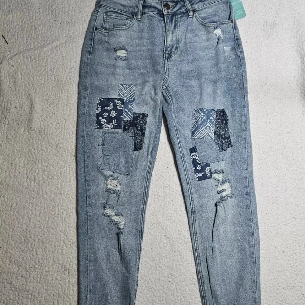 M By maurices tapered 90s high rise jeans patches distressed size 6 NWT